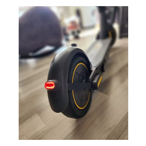 Ninebot MAX G30 z zamontowanym wspornikiem błotnika