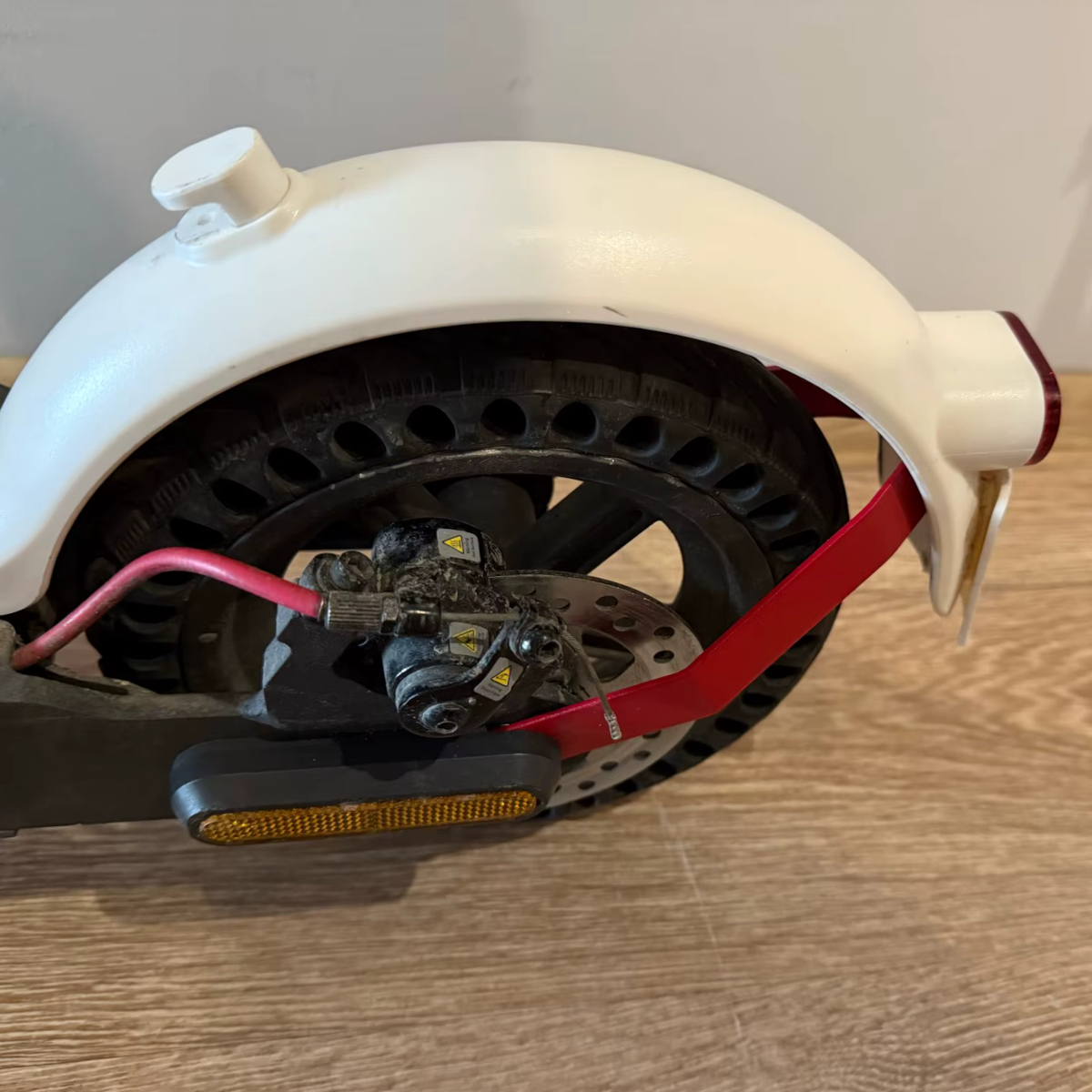 Hulajnoga Xiaomi PRO 2 z zamontowanym wspornikiem błotnika
